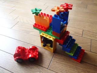子どもがブロックで作った家